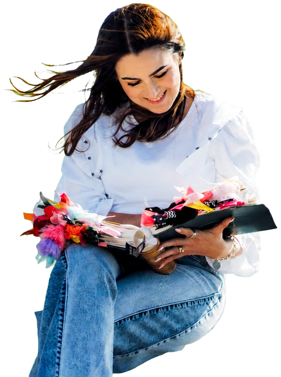 Michelle Ruiz recortada, con su Biblia y un ramo de flores entre las manos.